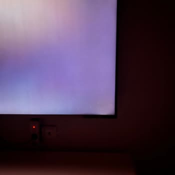 Karanlık Sahnelere Köşe Işığı Yansıması, Ayıplı TV Değişimi Talebi