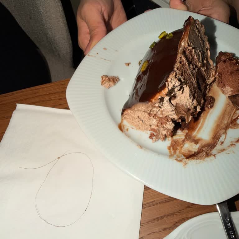 Tarihi Karaköy Fırını’nda Saç Teli Bulunan Yaş Pasta İade Talebi