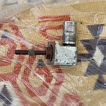 Seramiksan Klozet Kapağı Vidalarındaki Kalitesiz Malzeme Paslanarak Şişti Parça Temini Bekleniyor