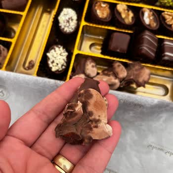 Katsan Gıdadan Gelen Çikolatanın Üretim Tarihine Rağmen Beyaz Lekeler Ve Renk Değişimi