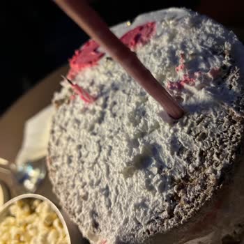 Bongo Bar Servis Edilirken Devrilmiş Ve Tamamen Zarar Görmüş Halde Masaya Gelen Pasta