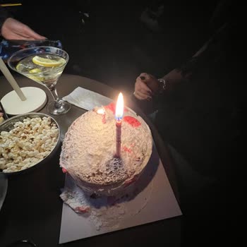 Bongo Bar Servis Edilirken Devrilmiş Ve Tamamen Zarar Görmüş Halde Masaya Gelen Pasta