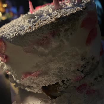 Bongo Bar Servis Edilirken Devrilmiş Ve Tamamen Zarar Görmüş Halde Masaya Gelen Pasta