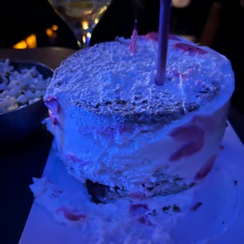 Bongo Bar Servis Edilirken Devrilmiş Ve Tamamen Zarar Görmüş Halde Masaya Gelen Pasta