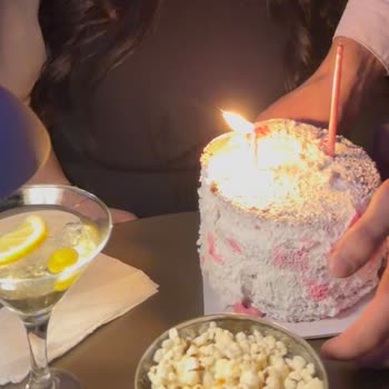 Bongo Bar Servis Edilirken Devrilmiş Ve Tamamen Zarar Görmüş Halde Masaya Gelen Pasta