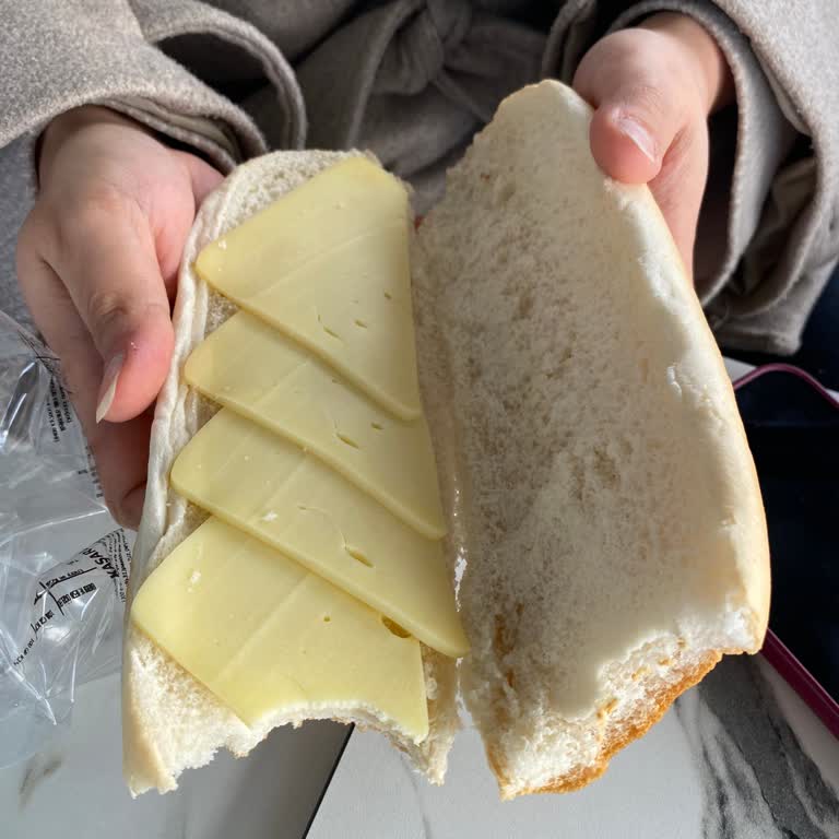 Ressa Kafe'de Yüksek Fiyatlı Ve Kalitesiz Kaşarlı Sandviç Ve Mercimek Çorbası