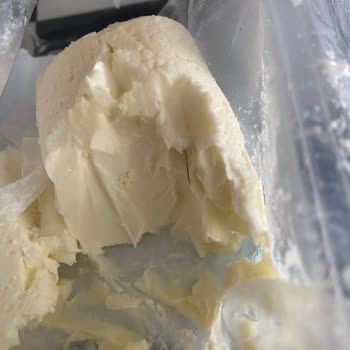 BİM İçim Süt Rulo Kaymak Ürününün İçinde Kıl Ve Siyah Nokta Bulundu