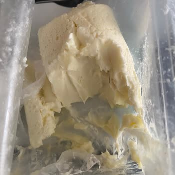 BİM İçim Süt Rulo Kaymak Ürününün İçinde Kıl Ve Siyah Nokta Bulundu