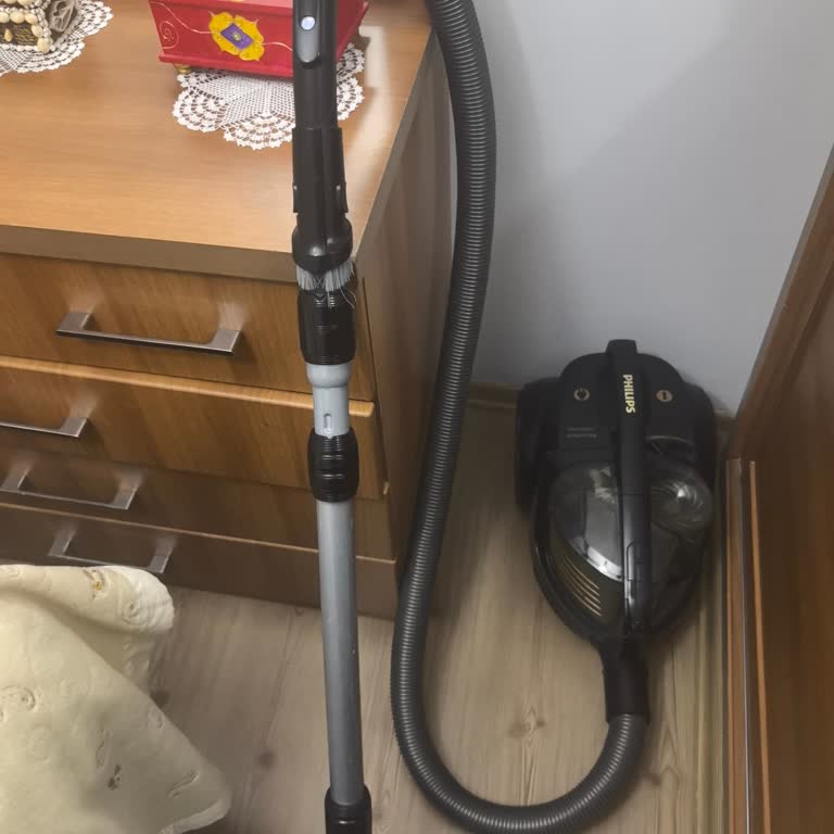 Hortumun Boruya Kaçması Süpürge Kullanımını Zorlaştırıyor Ve Bel Ağrısına Yol Açıyor