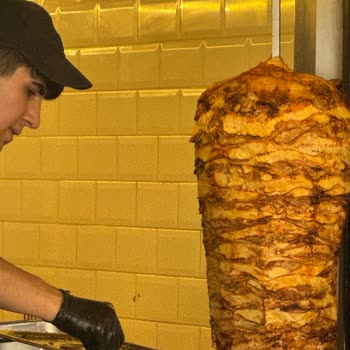 Hacı Saad Restoran'ında Bayat Ve Kurumuş Tavuk Döneri