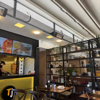 Hacı Saad Restoran'ında Bayat Ve Kurumuş Tavuk Döneri