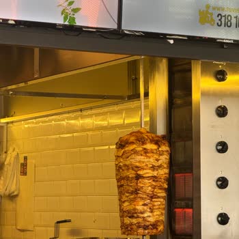 Hacı Saad Restoran'ında Bayat Ve Kurumuş Tavuk Döneri