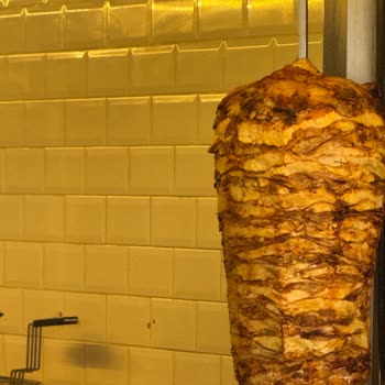 Hacı Saad Restoran'ında Bayat Ve Kurumuş Tavuk Döneri