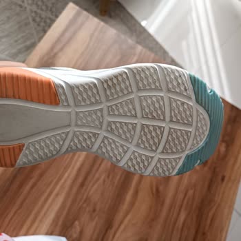 Seri Numaraları Ve Kalıpları Farklı Spor Ayakkabının Değişim Talebi