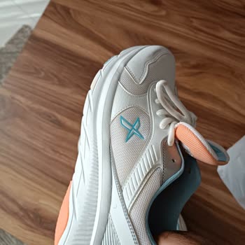 Seri Numaraları Ve Kalıpları Farklı Spor Ayakkabının Değişim Talebi