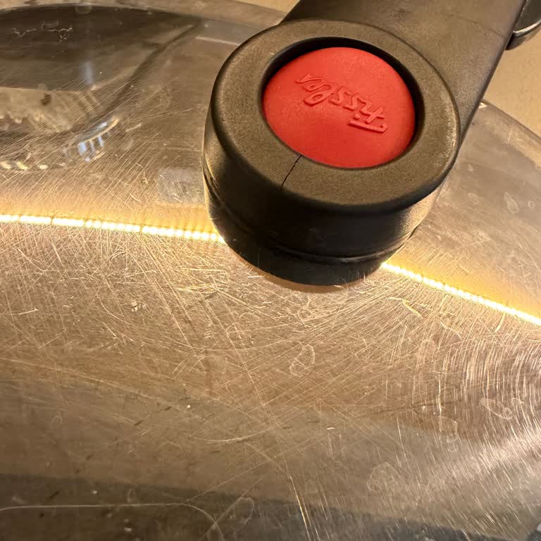 Kapağın Aniden Çatlaması Sonrası Satıcının Kullanıcı Hatası İddiası Ve Fahiş Yedek Parça Teklifi