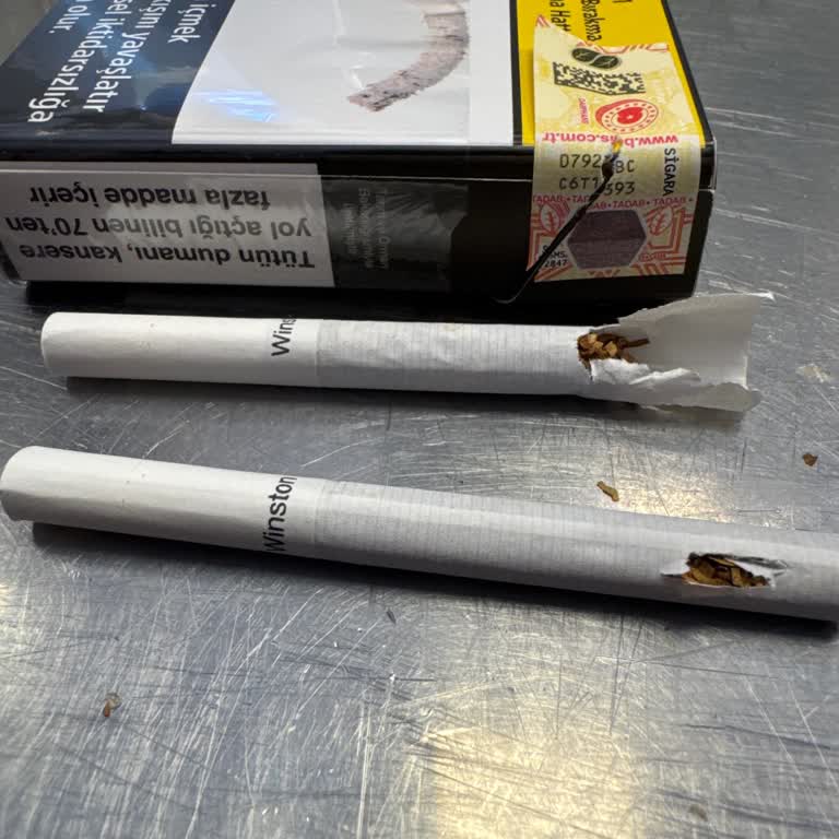 Winston Dark Blue Sigara Paketlerinde Delik Ve Boş Tütün Sorunu