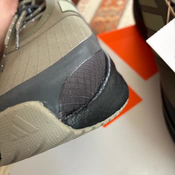 Yapıştırıcı İzleri Ve Hatalı Adidas Ultraboost 5 Ayakkabısı İçin İade Talebi