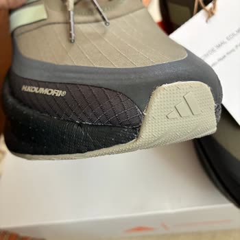 Yapıştırıcı İzleri Ve Hatalı Adidas Ultraboost 5 Ayakkabısı İçin İade Talebi