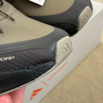 Yapıştırıcı İzleri Ve Hatalı Adidas Ultraboost 5 Ayakkabısı İçin İade Talebi