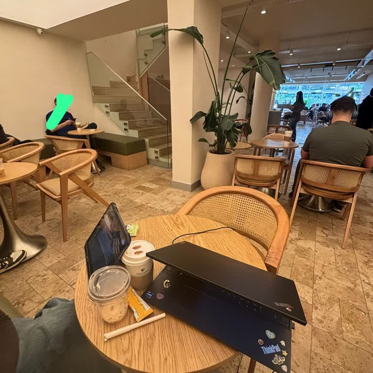 Mecidiyeköy Nevada Coffee'de Çalışanın Eşyaları Sertçe Alıp Fırlatması