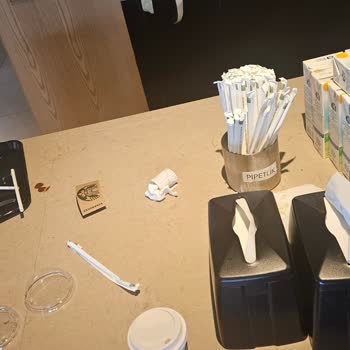 Starbucks Pendik Şubesinde Sipariş Teslim Alanı Hijyenik Değil