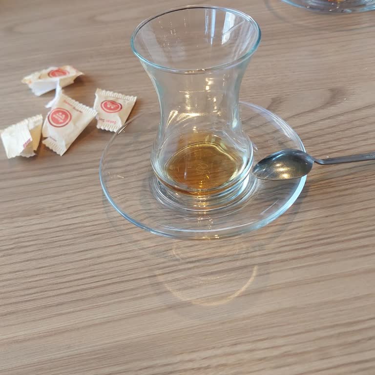 Simit Olmadığı İçin Garsonun Saygısız Davranışı Ve Çay Ücretinin İadesi Talebi