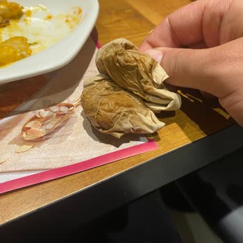 Erdemli Nova City AVM Tavuk Dünyası Şubesinde Pişmemiş Tavuk Ve İlgisiz Servis Şikayeti