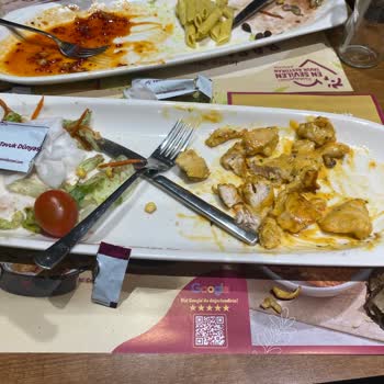 Erdemli Nova City AVM Tavuk Dünyası Şubesinde Pişmemiş Tavuk Ve İlgisiz Servis Şikayeti