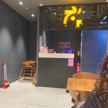 Erdemli Nova City AVM Tavuk Dünyası Şubesinde Pişmemiş Tavuk Ve İlgisiz Servis Şikayeti