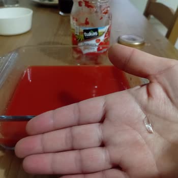 File Market Tukaş Domates Salçası Kavanozunda Cam Parçası Bulundu