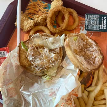 Popeyes Antalya Mall Şubesinde Görseldeki Menüyle Uyuşmayan Soğuk Ve Yetersiz Tavuk, Kırıcı Personel