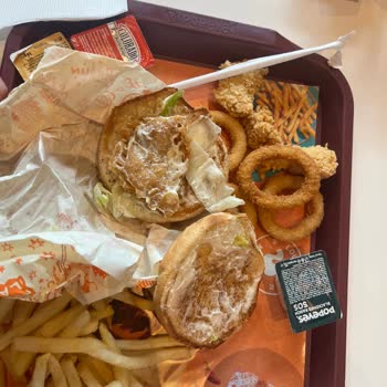 Popeyes Antalya Mall Şubesinde Görseldeki Menüyle Uyuşmayan Soğuk Ve Yetersiz Tavuk, Kırıcı Personel