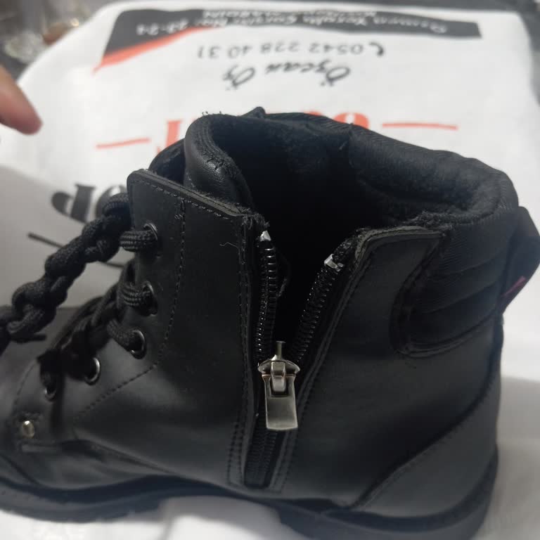 Fermuarı Kendiliğinden Açılan Çocuk Botu İçin Yardım Reddeti