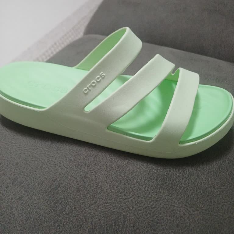 Kaygan Crocs Terliği Ameliyatlı Ayağım İçin Tehlikeli, Değişim Veya İade Bekliyorum