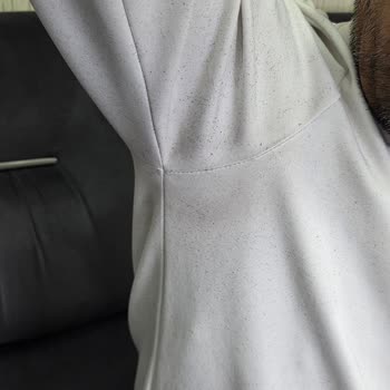 İki Kez Tamir Edilen Derimod Montu Süet Tarafı Kumaşları Boyayıp Parçacık Bırakıyor