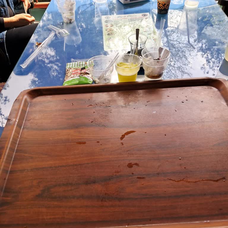 Tarsus Şelale Çay Bahçesi Masa Çok Kirliydi