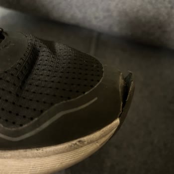 Kinetix Spor Ayakkabısının Yapıştırma Sorunu Ve FLO’nun Kullanıcı Hatası İddiası