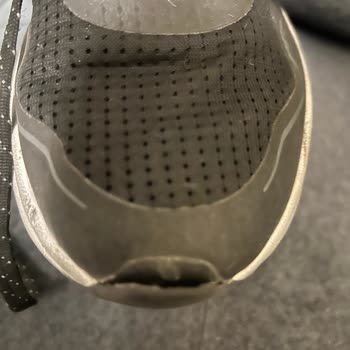 Kinetix Spor Ayakkabısının Yapıştırma Sorunu Ve FLO’nun Kullanıcı Hatası İddiası