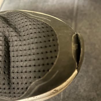 Kinetix Spor Ayakkabısının Yapıştırma Sorunu Ve FLO’nun Kullanıcı Hatası İddiası