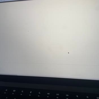 Apple Macbook Pro Ekranındaki Mikroskobik Çizgi İçin Garanti Dışı 30 Bin TL Ücret Talebi