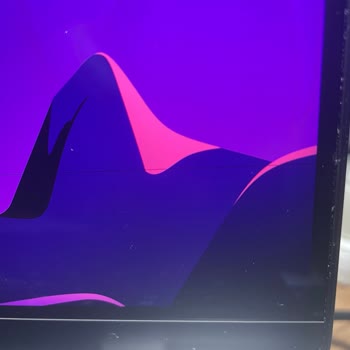 Apple Macbook Pro Ekranındaki Mikroskobik Çizgi İçin Garanti Dışı 30 Bin TL Ücret Talebi