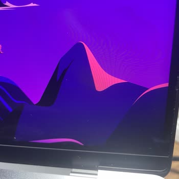 Apple Macbook Pro Ekranındaki Mikroskobik Çizgi İçin Garanti Dışı 30 Bin TL Ücret Talebi