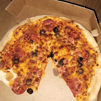 Az Malzemeli Pizzalar Ve İnce Dilim Sucuklar İçin Şikayet