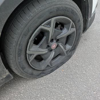 Europcar'ın Lastik İhmalinden Doğan Tehlikeli Kiralama Deneyimi