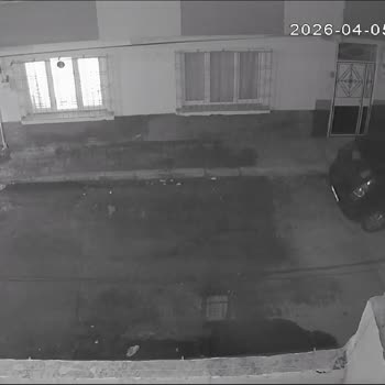 Ev Girişindeki Çukurluk Ve Su Birikintisi İçin Acil Yol Ve Kaldırım Yenileme Talebi