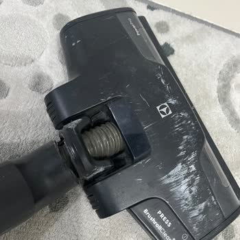 Electrolux Hygienic 800 Süpürgelerinin Başlıkları Aynı Noktada Kırıldı Üretim Hatası Şüphesi