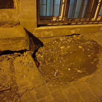 Kaldırım Boşluğu Yaşlılar İçin Düşme Riski