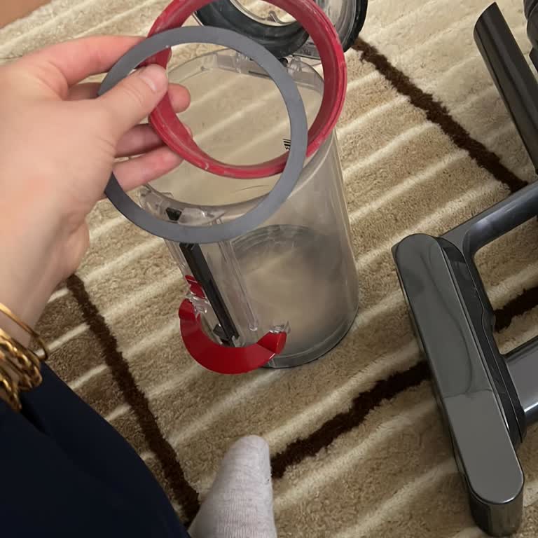 Garanti Kapsamındaki Dyson V15 Toz Haznesi Parçasının Ücretsiz Gönderilmesini Talep Ediyorum