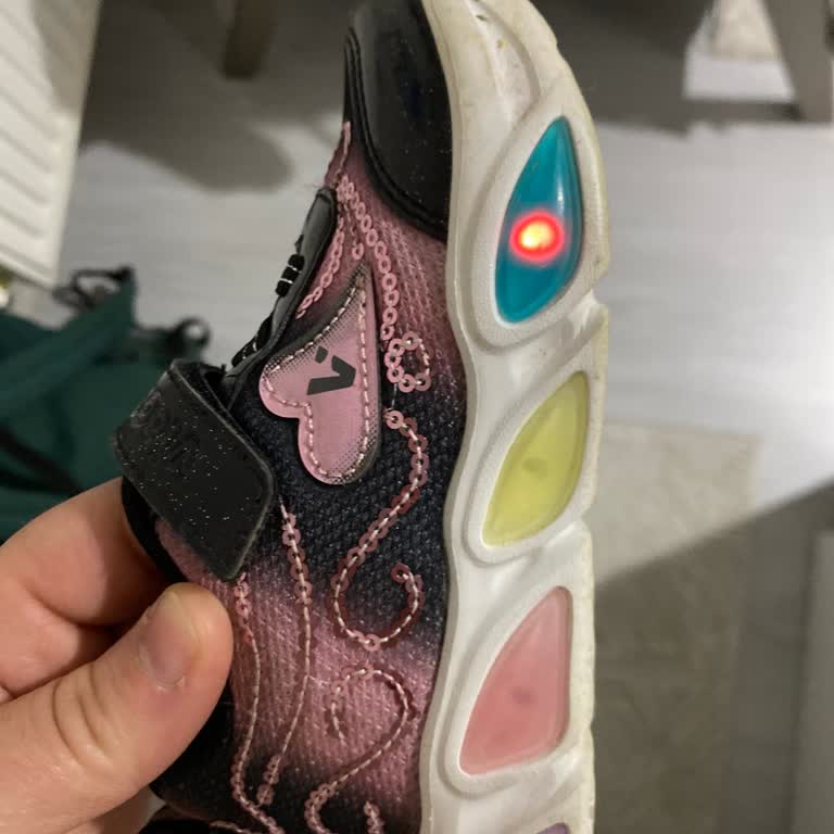 Işıklı Çocuk Ayakkabısı Sürekli Açık Kalıyor, Değişim İstiyorum